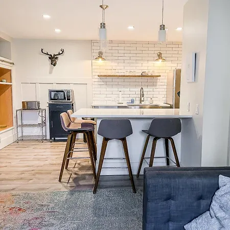The 4M Golden House - Central Location Beautiful Space & Neighborhood
